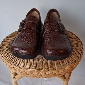 Alegria Woman's Brown Leather Slip-On Shoes. Size 38